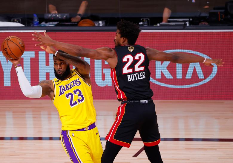 LAKE BUENA VISTA, FLORIDA - SEPTEMBER 30: Jimmy Butler #22 of the Miami Heat defends LeBron James #23 of the Los Angeles Lakers during the third quarter in Game One of the 2020 NBA Finals  at AdventHealth Arena at the ESPN Wide World Of Sports Complex on September 30, 2020 in Lake Buena Vista, Florida. NOTE TO USER: User expressly acknowledges and agrees that, by downloading and or using this photograph, User is consenting to the terms and conditions of the Getty Images License Agreement.  (Photo by Kevin C. Cox/Getty Images)